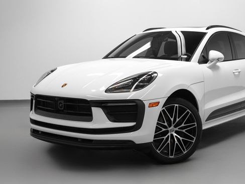 Certified 2023 Porsche Macan AWD/4WD image 7