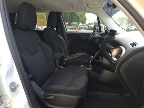 Used 2016 Jeep Renegade Latitude FWD image 13