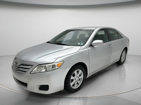 Used 2011 Toyota Camry LE w/ LE Extra-Value Pkg FWD image 3