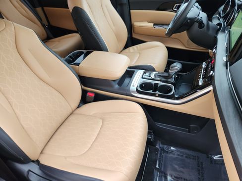 Used 2024 Kia Carnival EX image 13