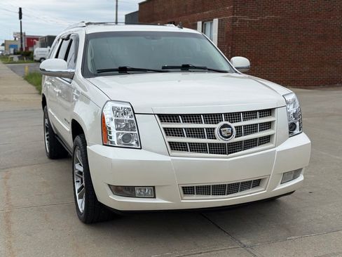 Used 2012 Cadillac Escalade Premium AWD/4WD image 3