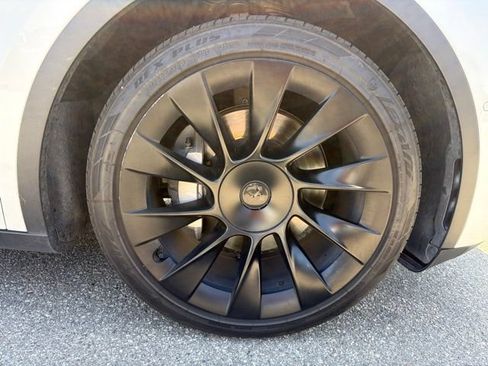 Used 2022 Tesla Model Y Long Range AWD/4WD image 24