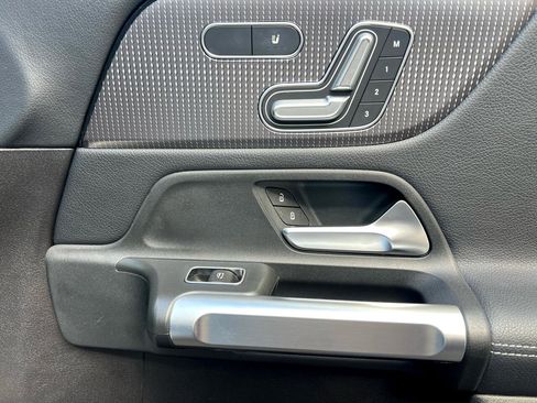 Used 2020 Mercedes-Benz GLB 250 4MATIC w/ Premium Package image 25