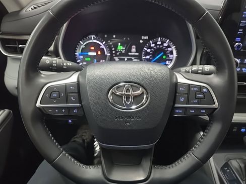 Used 2022 Toyota Highlander XLE image 19