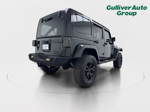 Used 2018 Jeep Wrangler Unlimited Sahara AWD/4WD image 8