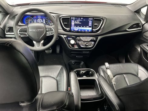 Used 2025 Chrysler Pacifica Select image 4