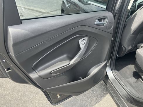 Used 2017 Ford Escape SE w/ Equipment Group 201A FWD image 14