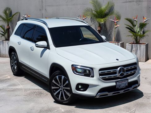 Used 2021 Mercedes-Benz GLB 250 w/ Premium Package image 2