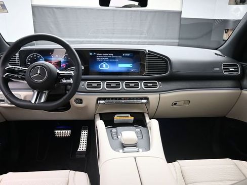 Used 2025 Mercedes-Benz GLS 450 4MATIC image 9