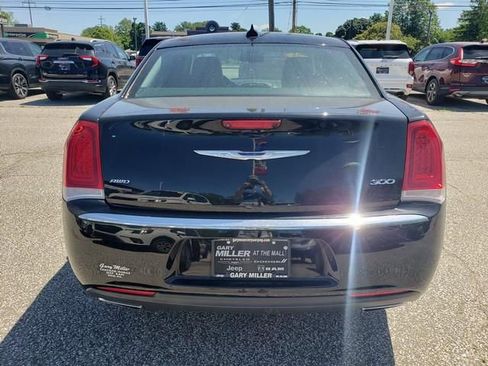 Used 2018 Chrysler 300 Touring L AWD/4WD image 4