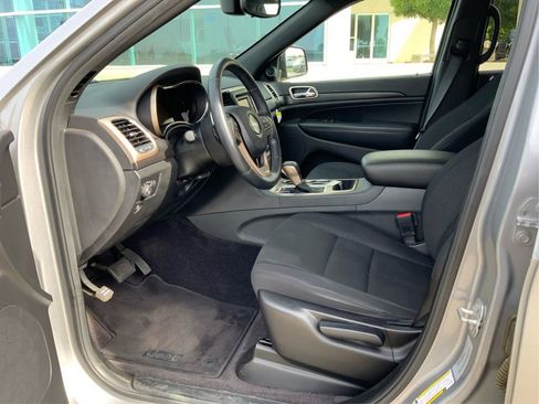 Used 2017 Jeep Grand Cherokee Laredo image 9