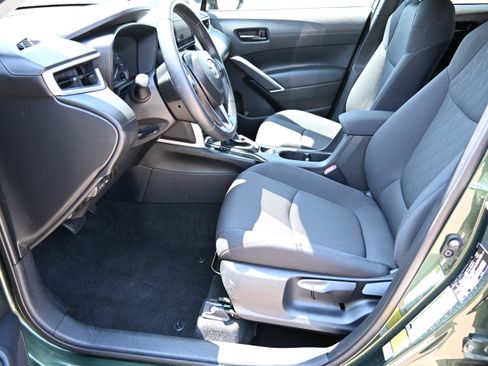 Used 2025 Toyota Corolla Cross LE FWD image 16
