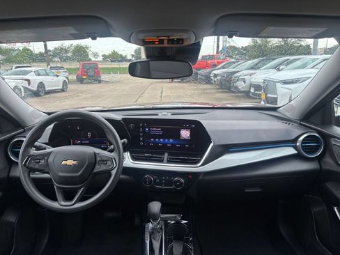 Used 2025 Chevrolet Trax LT FWD image 31