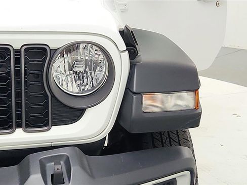 Used 2024 Jeep Gladiator Sport image 18