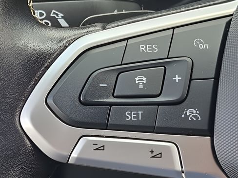 Used 2025 Volkswagen Atlas SE FWD image 23