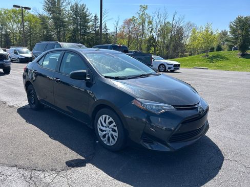 Used 2018 Toyota Corolla LE image 3