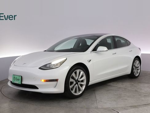 Used 2020 Tesla Model 3 Standard Range RWD image 2