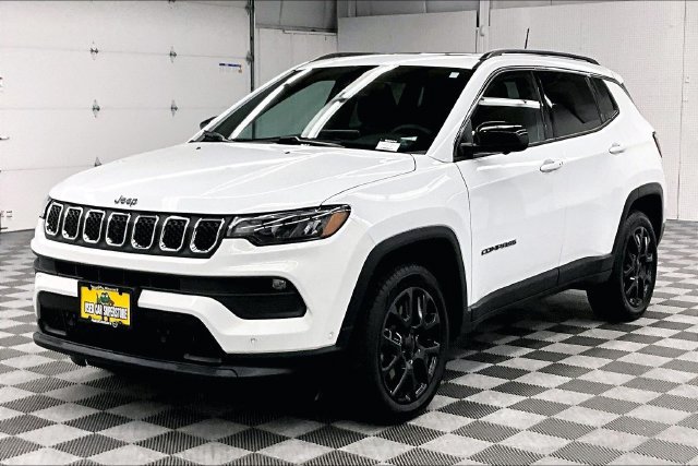 Used 2023 Jeep Compass Latitude w/ Sun and Sound Group AWD/4WD image 12