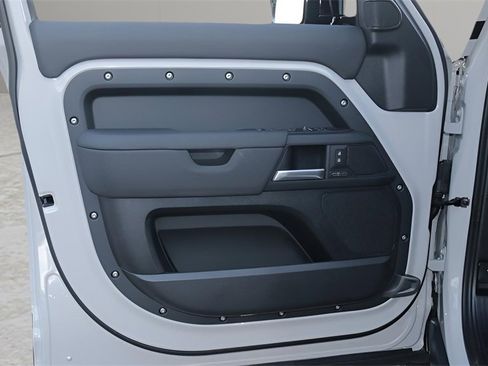 New 2026 Land Rover Defender 110 X-Dynamic SE image 24