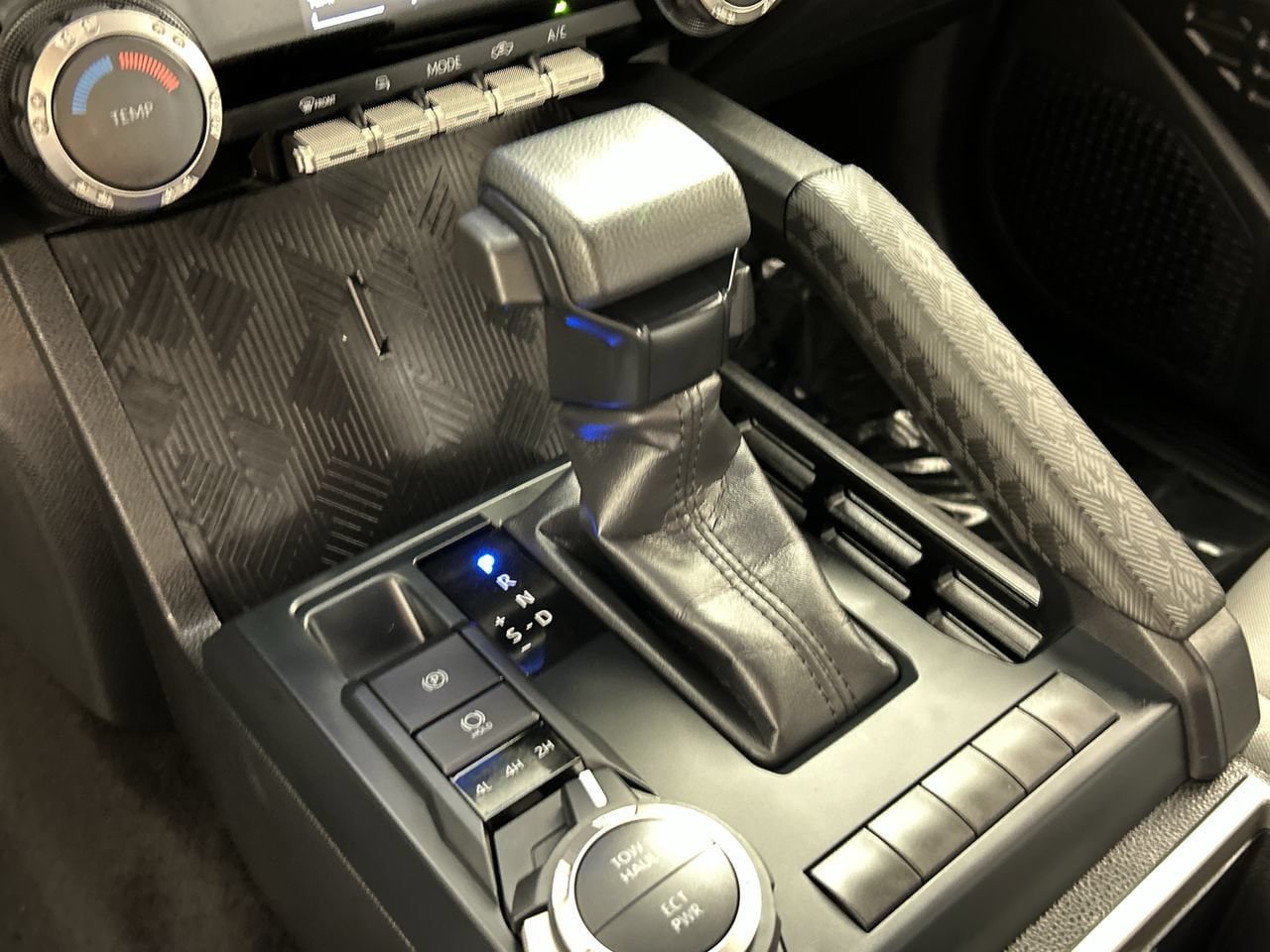Used 2025 Toyota Tacoma SR5 AWD/4WD image 16