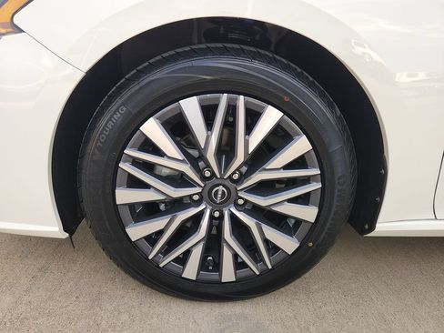 Used 2025 Nissan Altima 2.5 SV FWD image 30