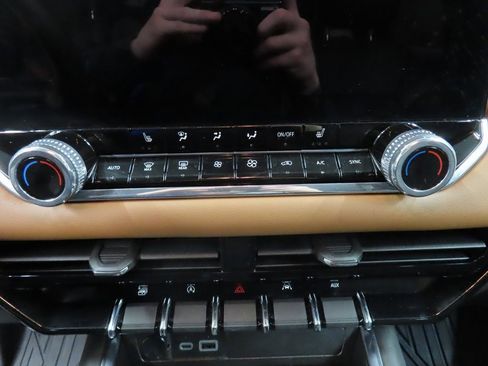 Used 2024 GMC Canyon AT4 image 43