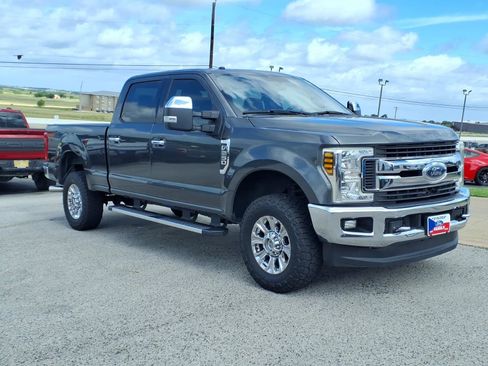 Used 2019 Ford F250 XLT w/ XLT Premium Package AWD/4WD image 3