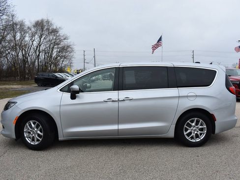 Used 2023 Chrysler Voyager LX image 3
