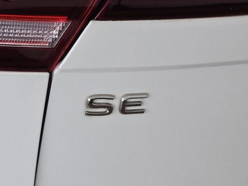 Certified 2022 Volkswagen Tiguan SE R-Line image 10