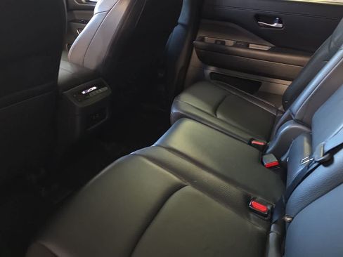 Used 2025 Nissan Pathfinder SL FWD image 5