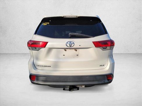 Used 2017 Toyota Highlander XLE FWD image 6