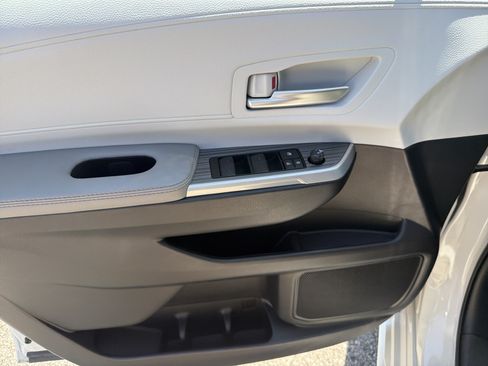 Certified 2025 Toyota Sienna XLE FWD image 19