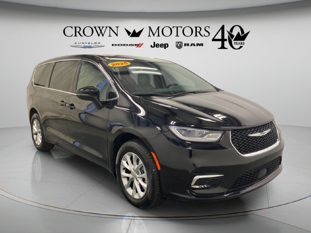 Used 2025 Chrysler Pacifica Select w/ Uconnect Theater Family Group AWD/4WD image 8