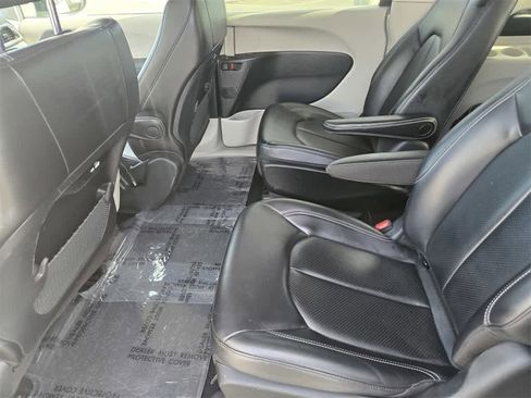 Used 2023 Chrysler Pacifica Touring-L image 13