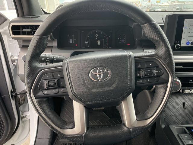 Used 2025 Toyota 4Runner SR5 AWD/4WD image 14
