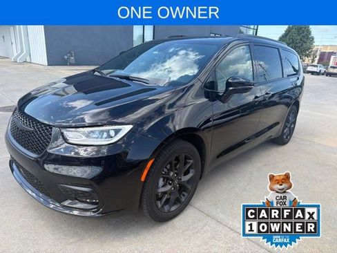 Used 2025 Chrysler Pacifica Limited AWD/4WD image 1