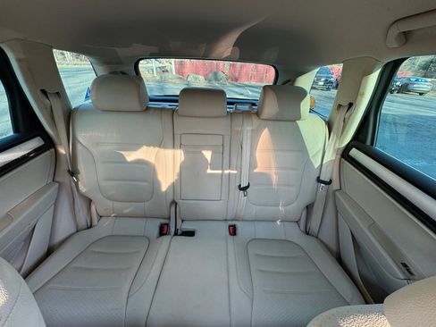 Used 2016 Volkswagen Touareg Sport image 16