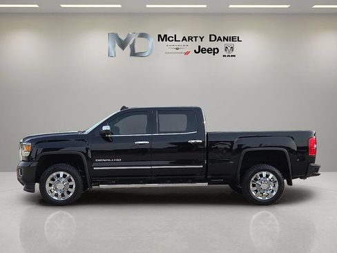 Used 2019 GMC Sierra 2500 Denali w/ Suspension Package, Off-Road AWD/4WD image 3