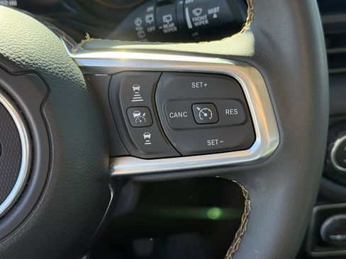 Used 2025 Jeep Wrangler Sahara image 17