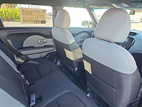 Used 2016 Kia Soul + image 11
