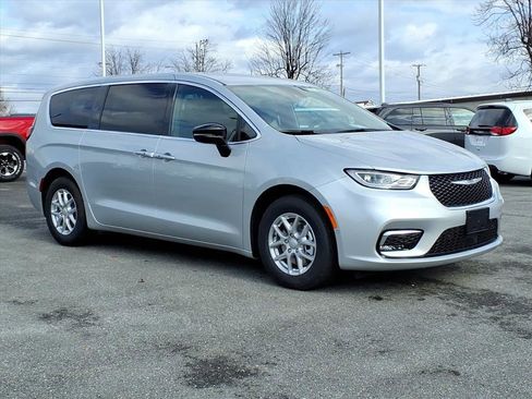 New 2026 Chrysler Pacifica Select image 2