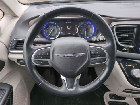 Used 2018 Chrysler Pacifica Touring-L Plus w/ Tire & Wheel Group FWD image 18