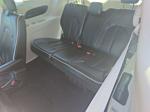Used 2022 Chrysler Pacifica Limited FWD image 11