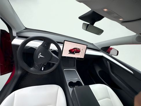 Used 2023 Tesla Model Y Long Range AWD/4WD image 2