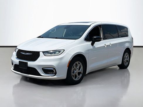 Used 2025 Chrysler Pacifica Select FWD image 5