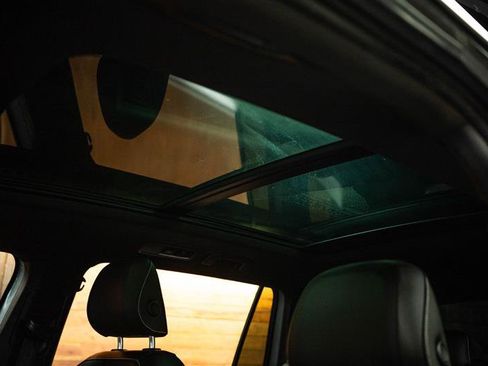 Used 2022 Volkswagen Tiguan SE R-Line image 24