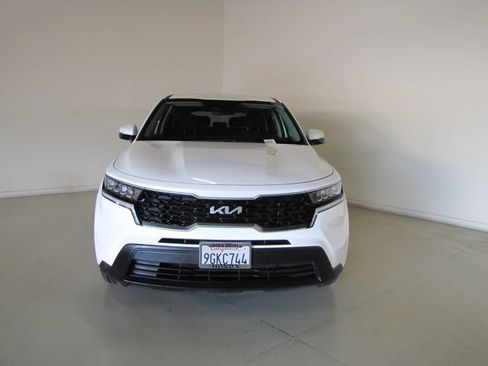 Used 2023 Kia Sorento LX FWD image 2