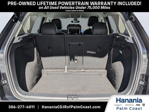 Used 2025 Volkswagen Taos SE FWD image 12