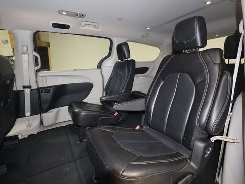 Used 2023 Chrysler Pacifica Touring-L image 20