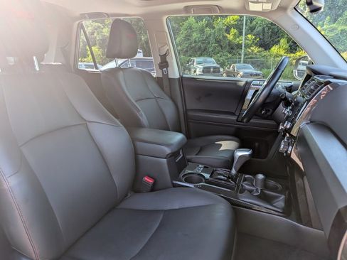 Used 2023 Toyota 4Runner TRD Off-Road Premium w/ Moonroof Package AWD/4WD image 31